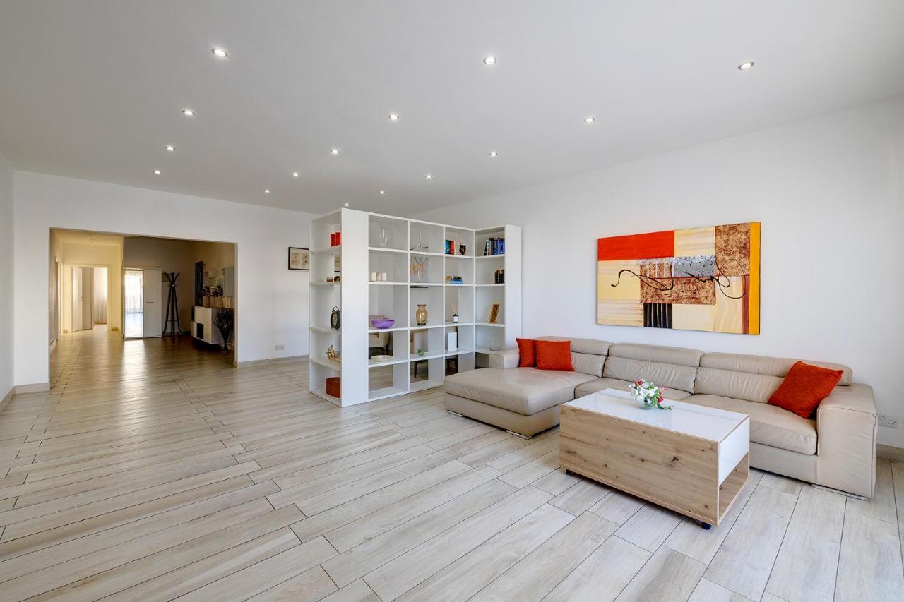 Stylish 3 Bedroom In St Julians Apartament *