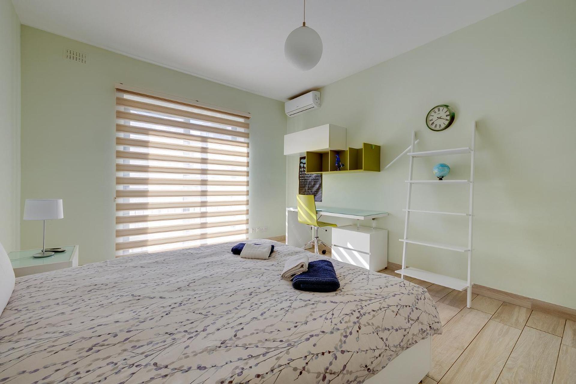 Stylish 3 Bedroom In St Julians Apartament