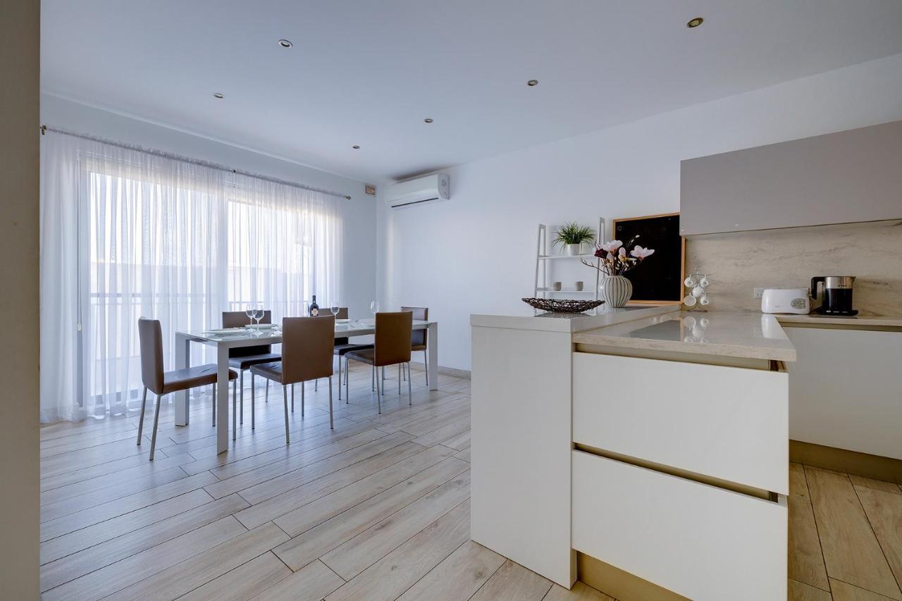 Stylish 3 Bedroom In St Julians Apartament *